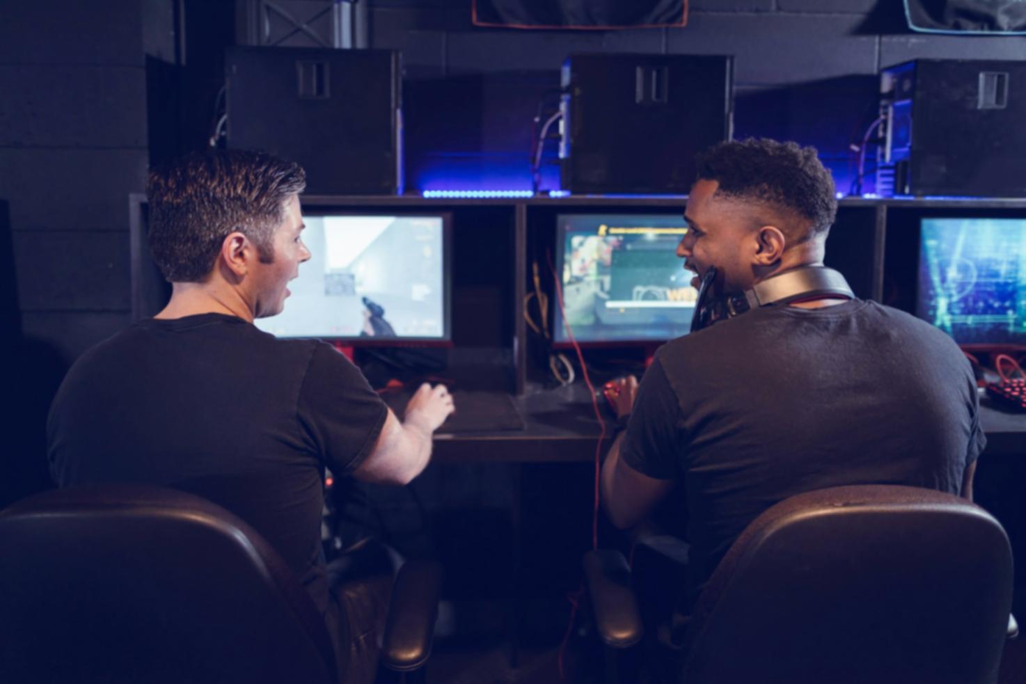 Equipo de producción preparando transmisión en vivo de competencia de esports